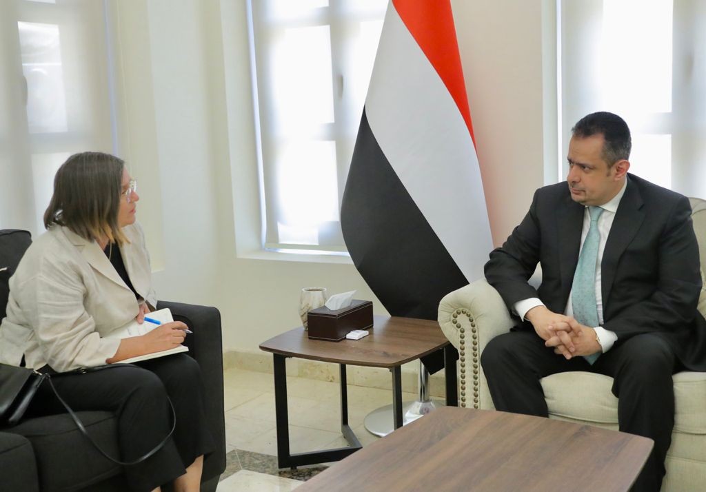 رئيس الوزراء خلال استقباله القائمة بأعمال السفارة النرويجية