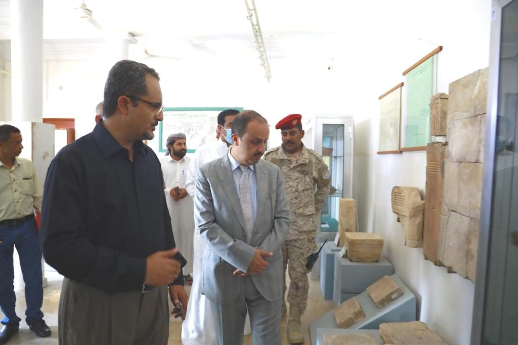 وزير الإعلام ووكيل محافظة حضرموت خلال الزيارة