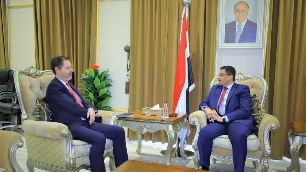 وزير الخارجية وشؤون المغتربين د. أحمد بن مبارك خلال لقائه السفير الإسباني ألبارو إيرانثو