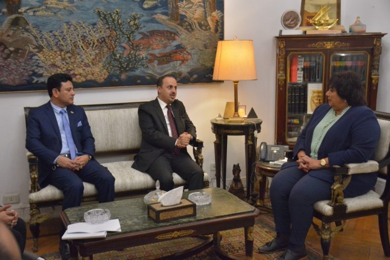 الارياني مع وزيرة الثقافة المصرية