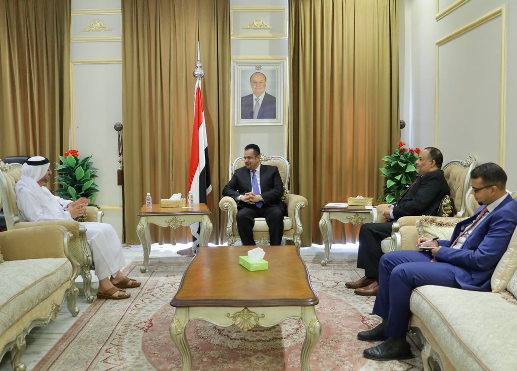 رئيس الوزراء مع السفير الإماراتي