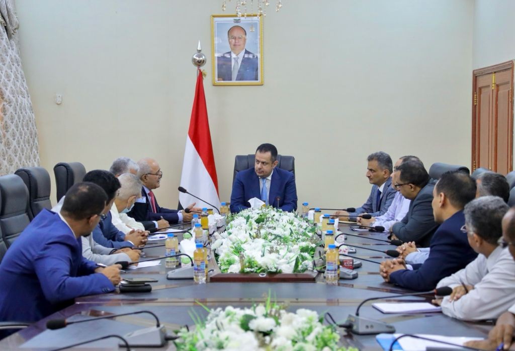 رئيس الوزراء خلال الاجتماع