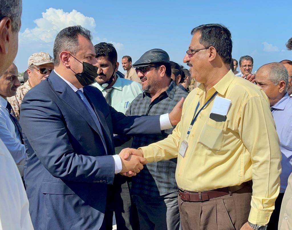 رئيس الوزراء خلال مغادرته عدن