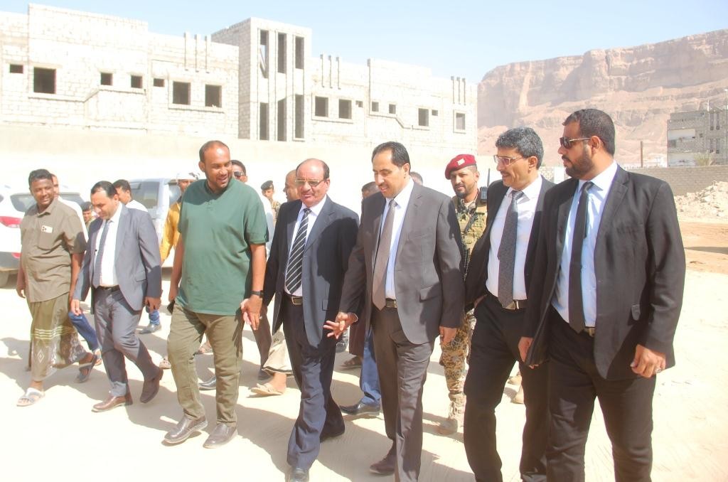 وزير الشباب والرياضة خلال الزيارة