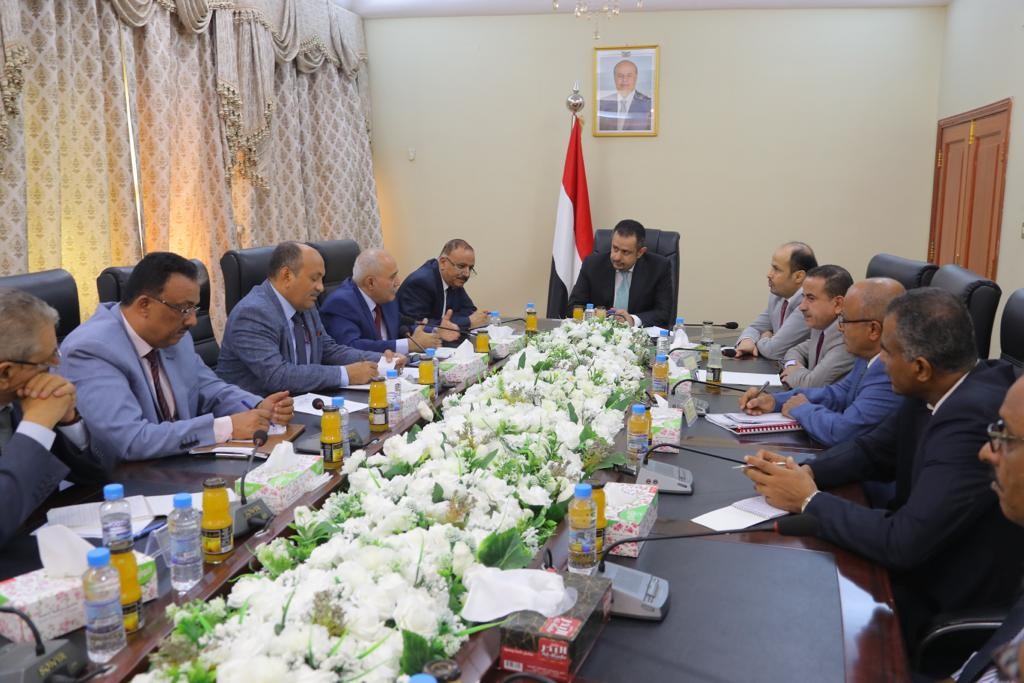 رئيس الوزراء خلال الاجتماع