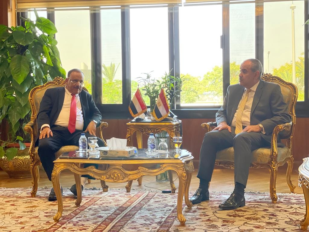 وزير النقل مع نظيره المصري