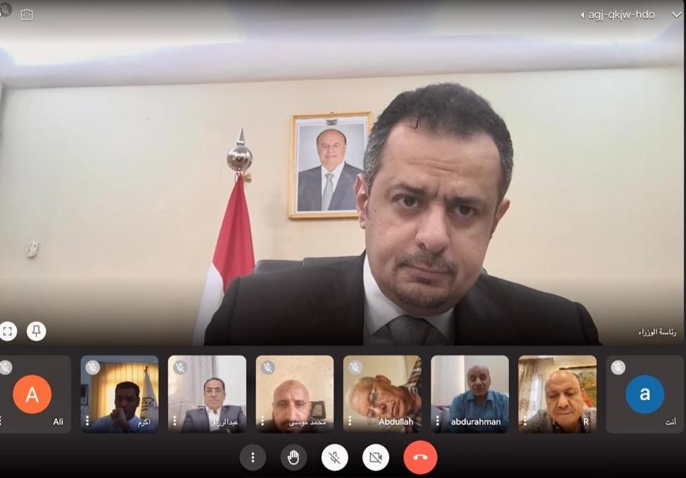 رئيس الوزراء خلال الاجتماع
