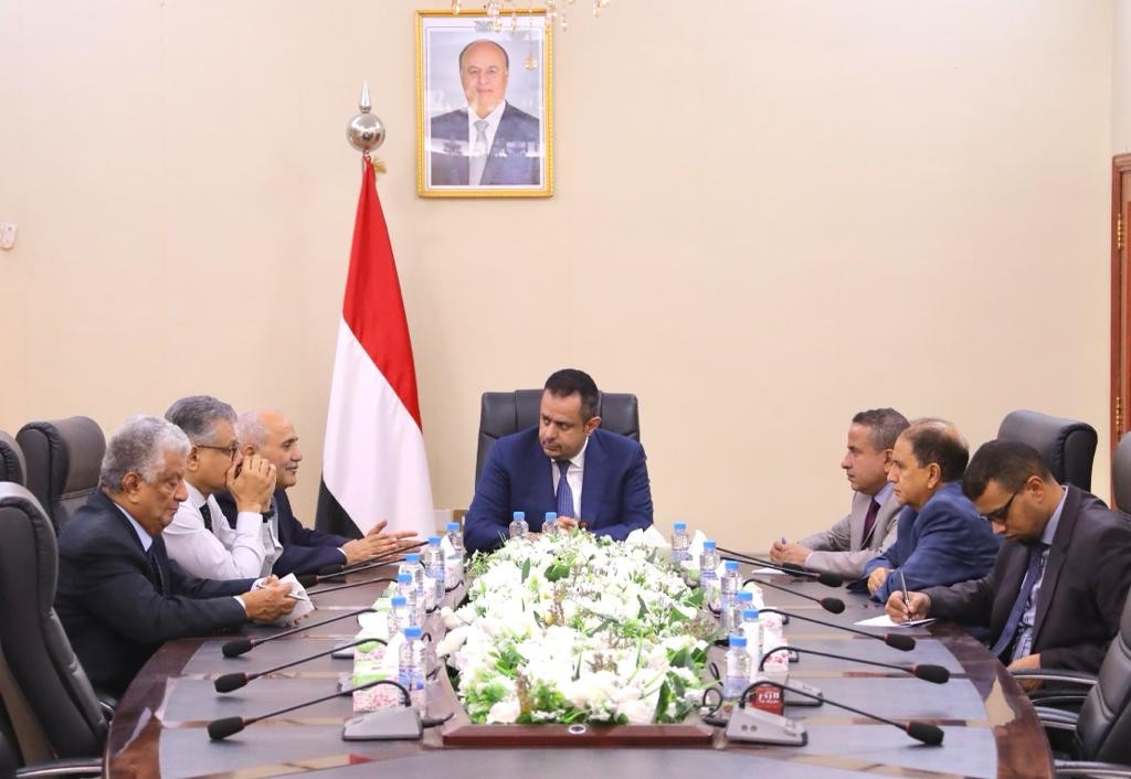 رئيس الوزراء خلال الاجتماع