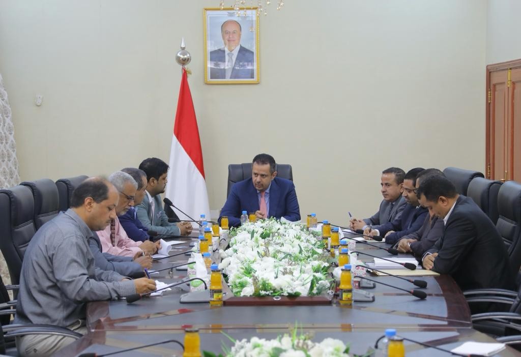 رئيس الوزراء خلال الاجتماع