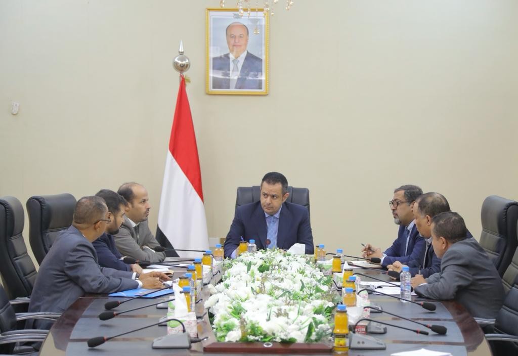 رئيس الوزراء خلال الاجتماع