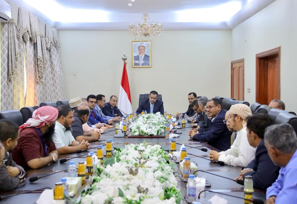 رئيس الوزراء خلال الاجتماع