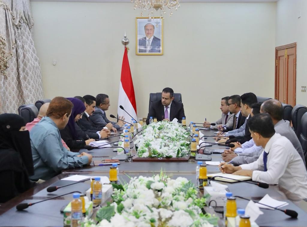 رئيس الوزراء خلال الاجتماع