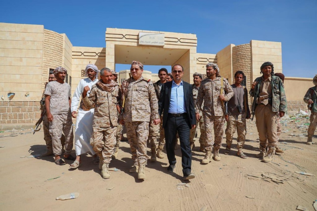 وزيرا الدفاع والإعلام خلال الإطلاع على أحوال المواطنين