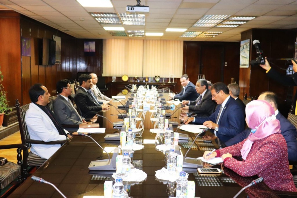 وزير الكهرباء خلال اللقاء