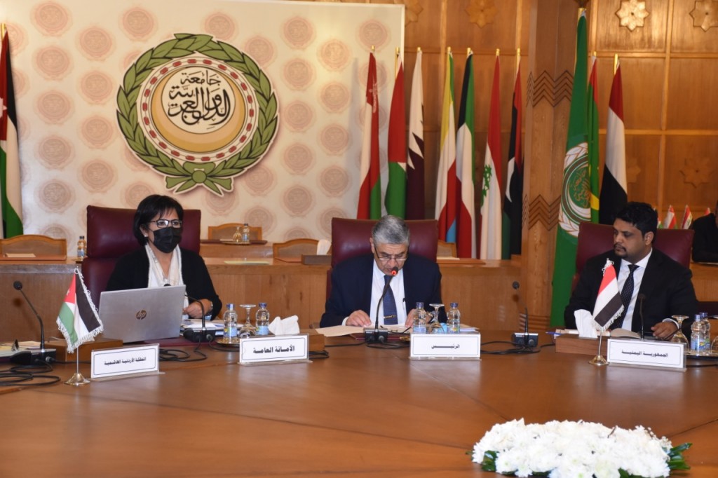 وزير الكهرباء خلال الاجتماع