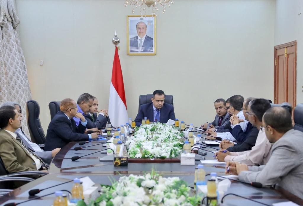 رئيس الوزراء خلال الاجتماع