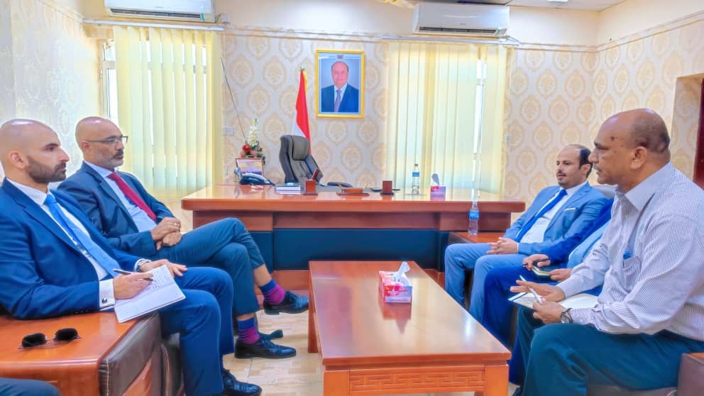 وزير الشؤون القانونية وحقوق الإنسان خلال لقائه السفير الهولندي لدى اليمن