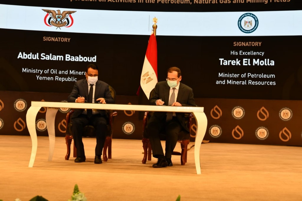 وزير النفط خلال التوقيع