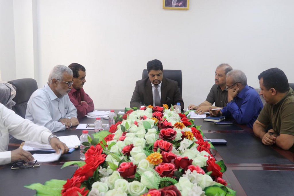 وزير الكهرباء خلال الاجتماع