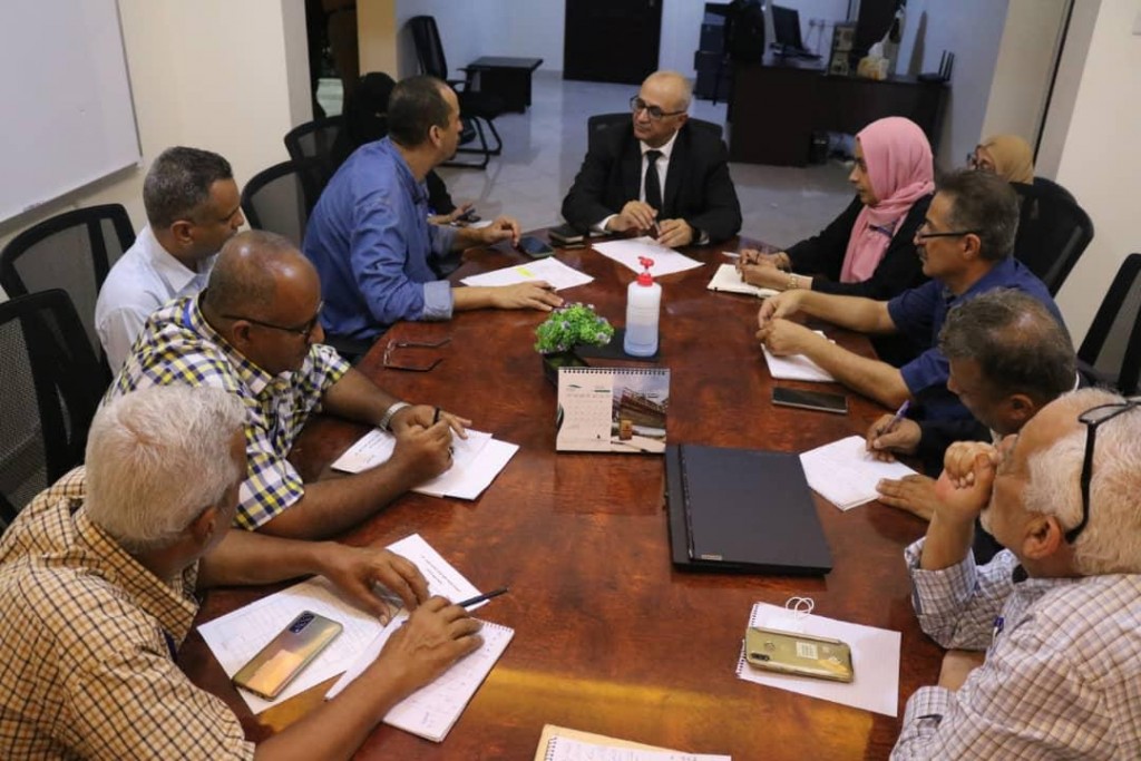 وزير المياه والبيئة خلال الاجتماع