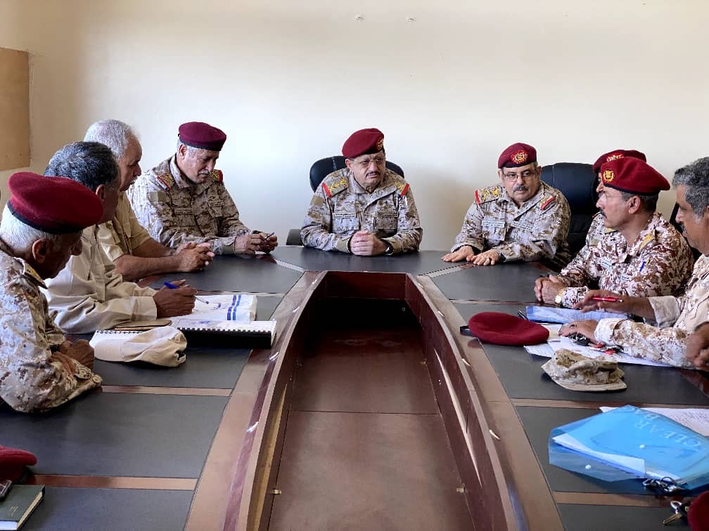 وزير الدفاع خلال الاجتماع