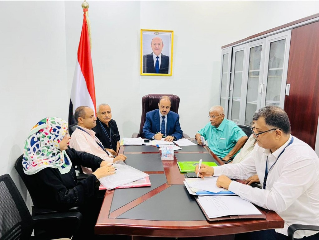 الوزير الإرياني يستعرض مع قيادة الوزارة تحضيرات إقامة فعاليات وأنشطة ثقافية وفنية