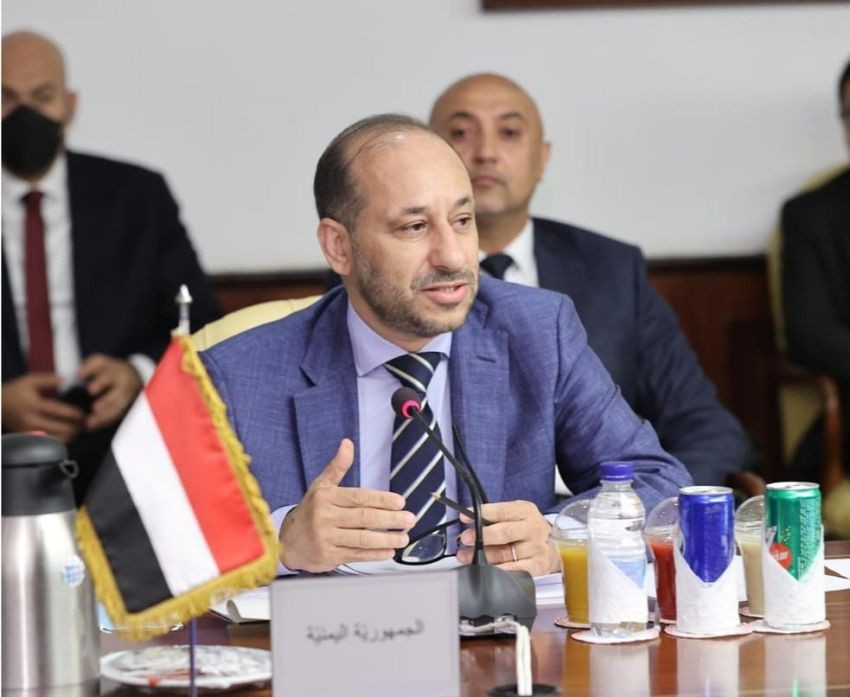 وزير الاتصالات خلال الاجتماع