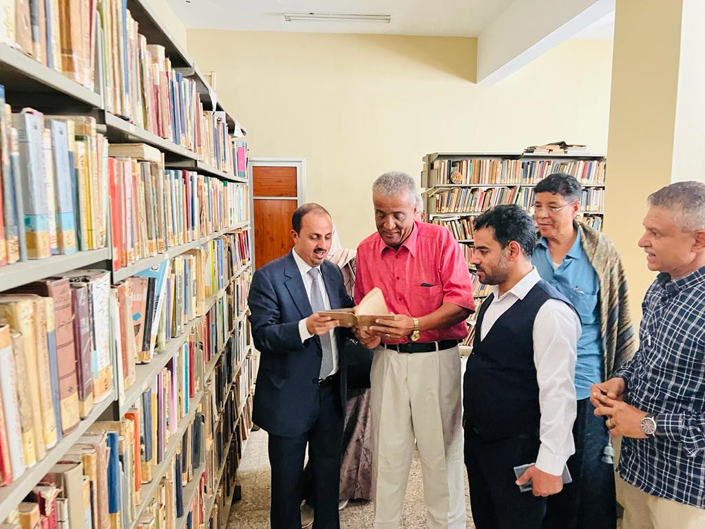 الإرياني يزور الهيئة العامة للكتاب ومكتبتها الوطنية ويشيد بجهود الهيئة