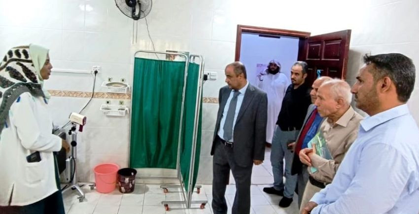 وزير المالية خلال الزيارة