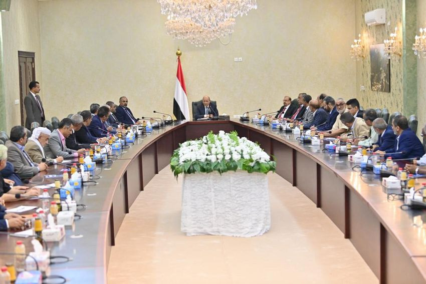 رئيس مجلس القيادة الرئاسي خلال الاجتماع