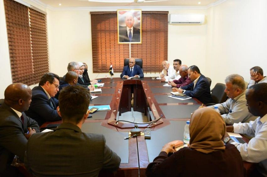 وزير المياه خلال اللقاء