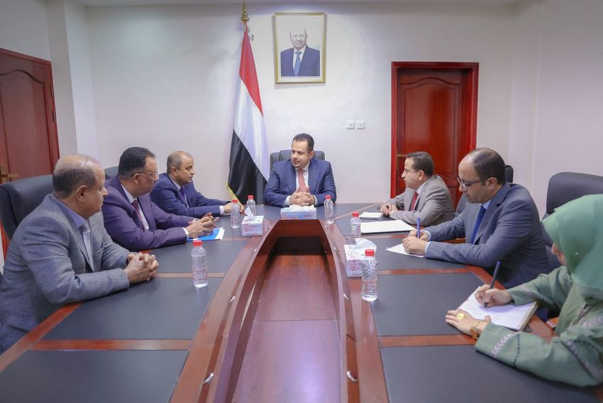 رئيس الوزراء خلال الاجتماع