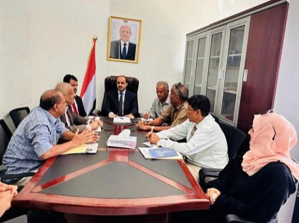 وزير الإعلام خلال الاجتماع