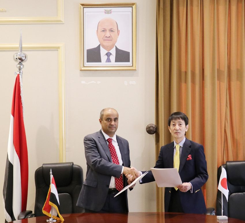 وزير المالية خلال التوقيع
