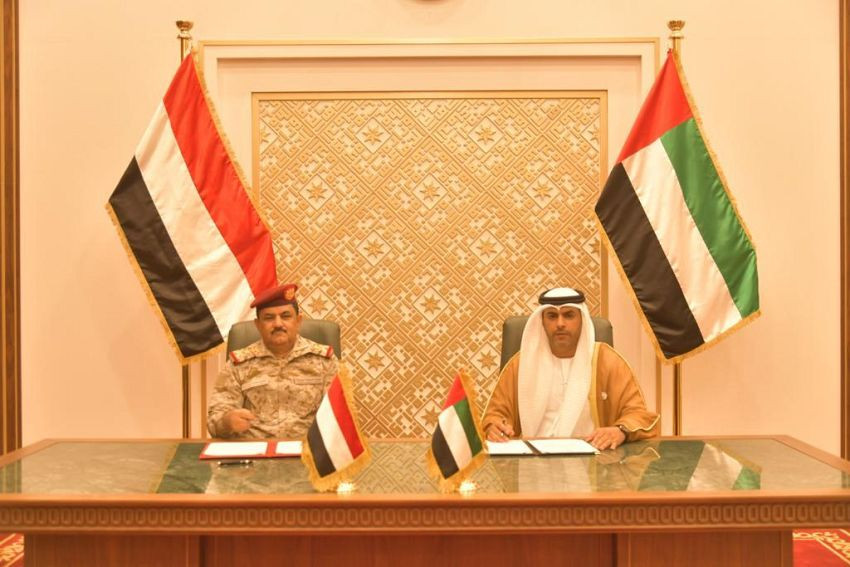 وزير الدفاع خلال التوقيع