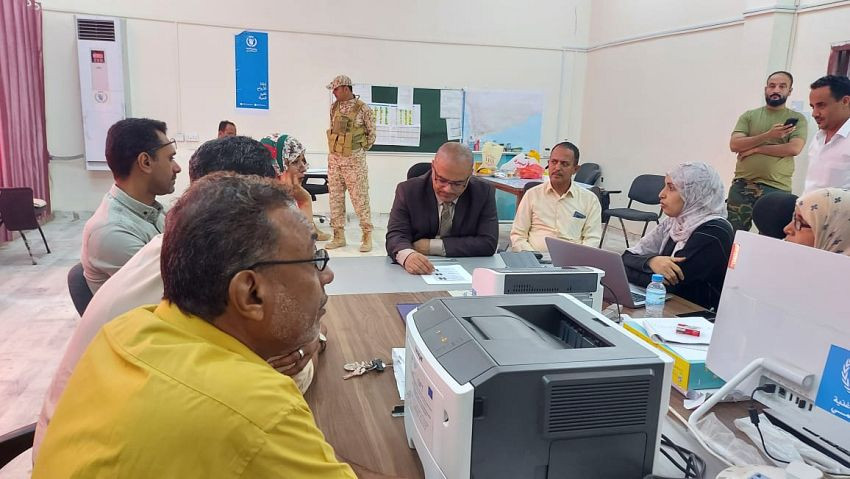 وزير التخطيط خلال الاطلاع