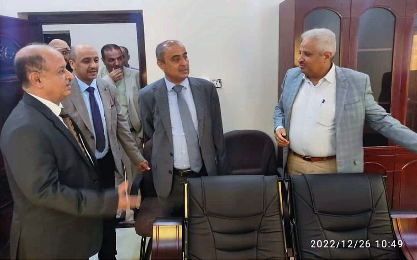 وزير المالية خلال الاطلاع