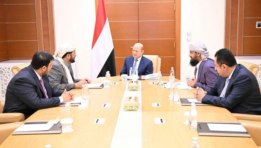 مجلس القيادة الرئاسي يثمن الإجراءات الحكومية للحد من تداعيات الهجمات الإرهابية الحوثية