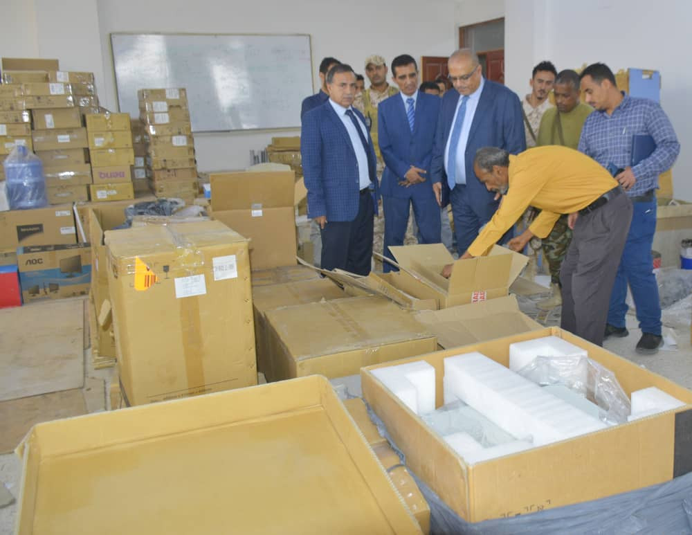 وزير التخطيط ورئيس جامعة عدن يتفقدان تجهيزات مختبرات البحث الجنائي بكلية الحقوق