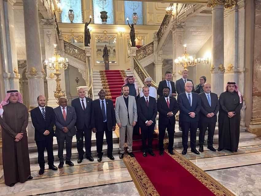 وزير الاتصالات خلال الاجتماع