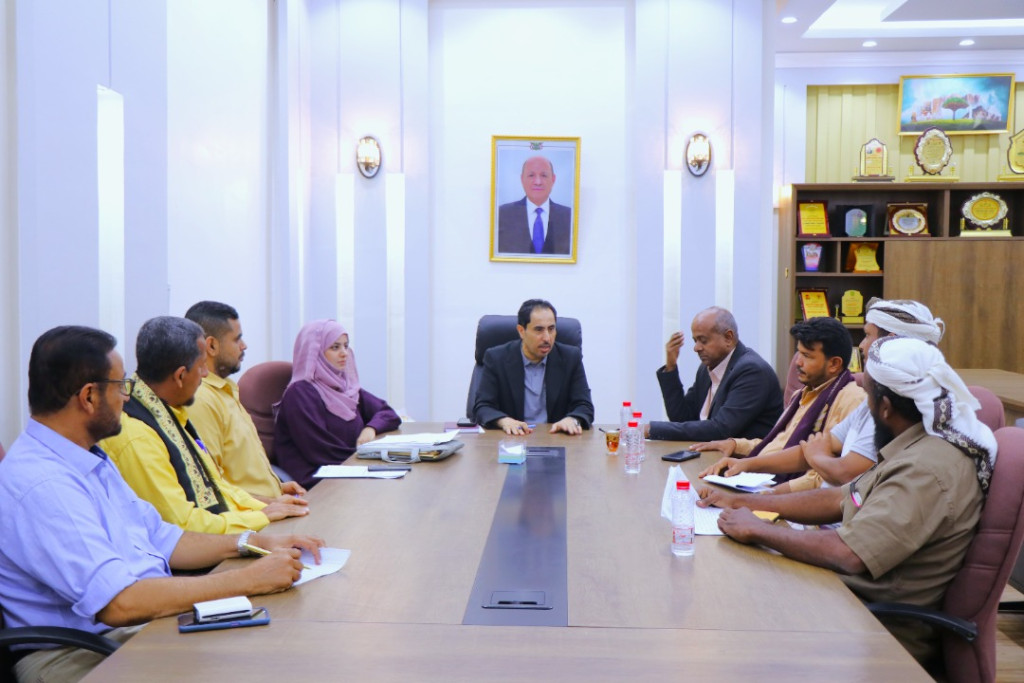 الوزير البكري يناقش أوضاع نادي شباب شقرة في أبين