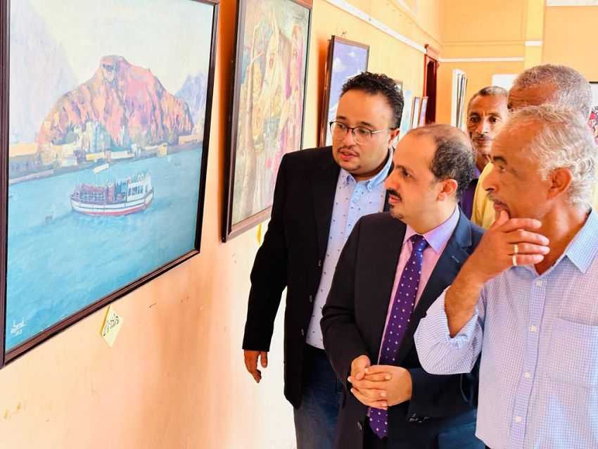 وزير الإعلام خلال الزيارة