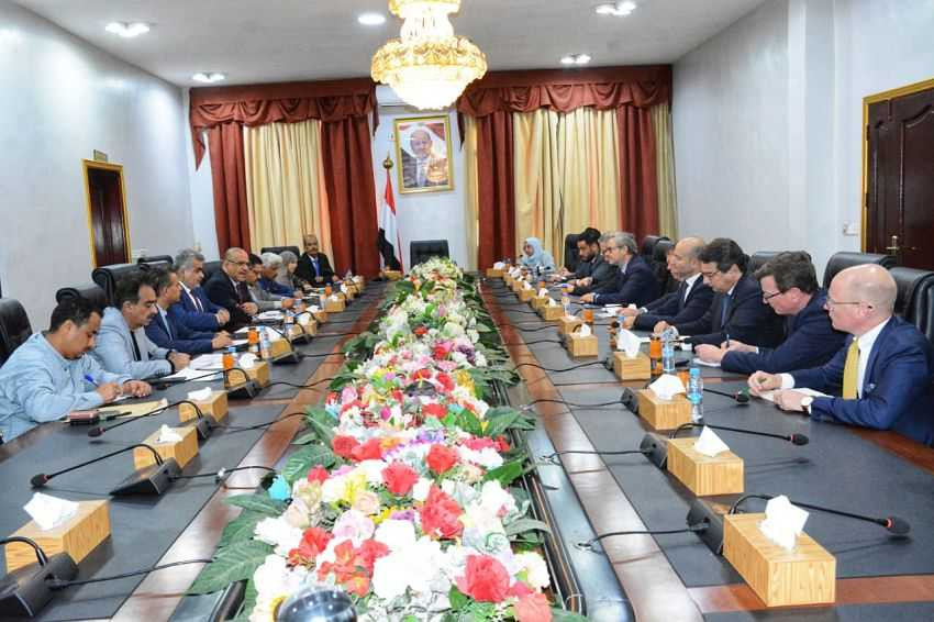 وزير التخطيط خلال اللقاء