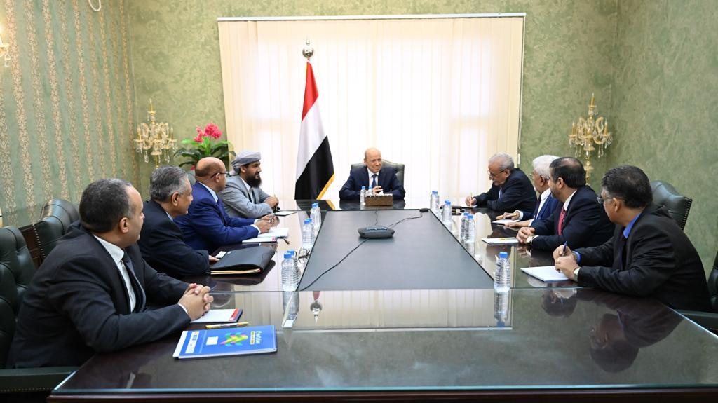 رئيس مجلس القيادة الرئاسي يجتمع بمجلس إدارة البنك المركزي