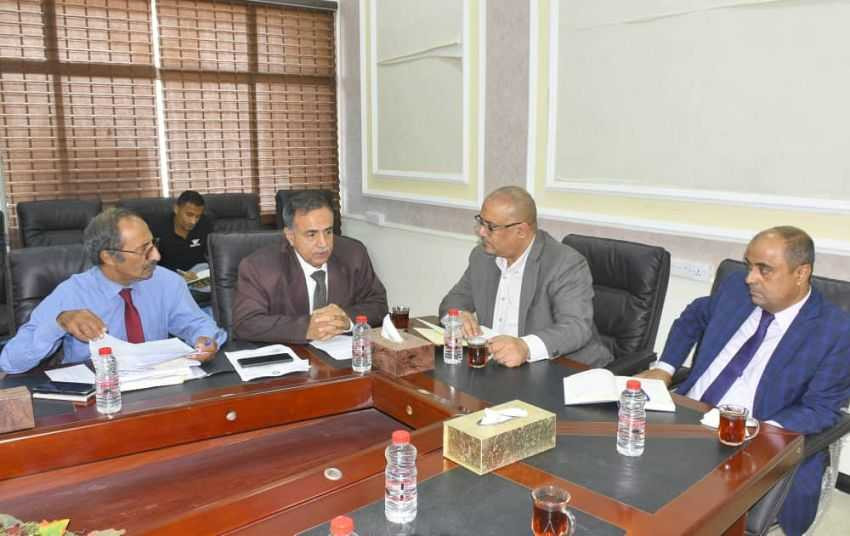 وزيرا التخطيط والمالية ورئيس جامعة عدن خلال الاجتماع