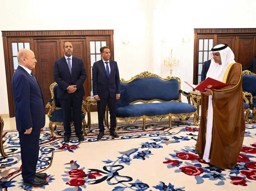 رئيس مجلس القيادة الرئاسي خلال استلام أوراق الاعتماد
