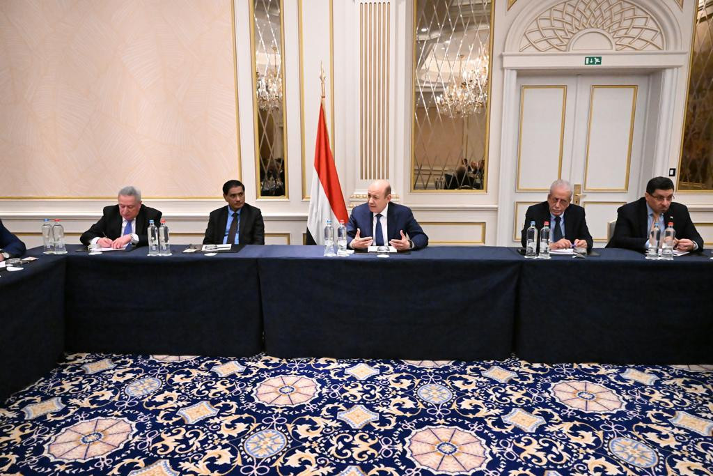 رئيس مجلس القيادة الرئاسي يجتمع بالسفراء العرب المعتمدين لدى بلجيكا والاتحاد الأوروبي