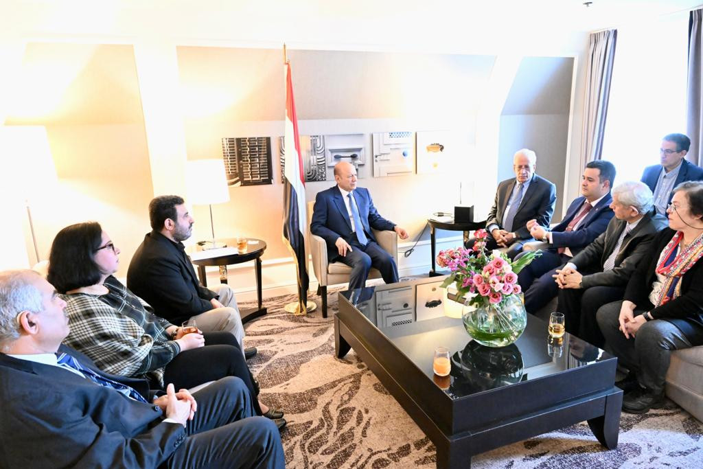 رئيس مجلس القيادة الرئاسي يستقبل أبناء الطائفة البهائية