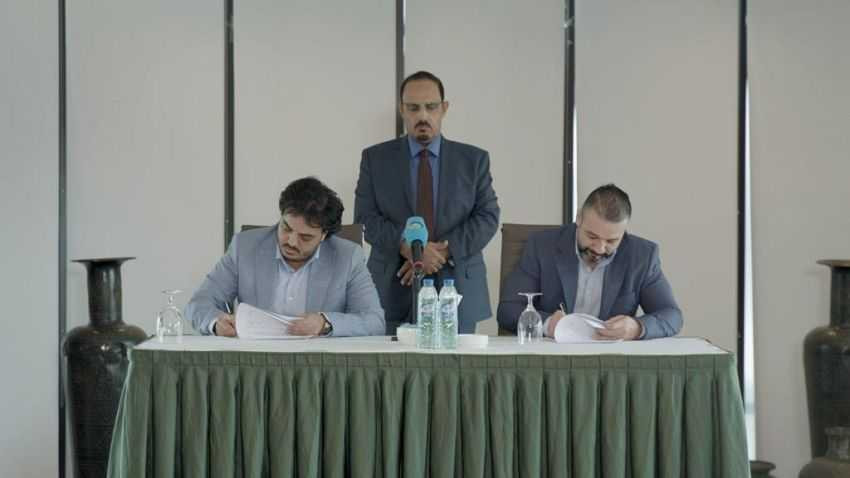 وزيرا الكهرباء والنفط خلال التوقيع