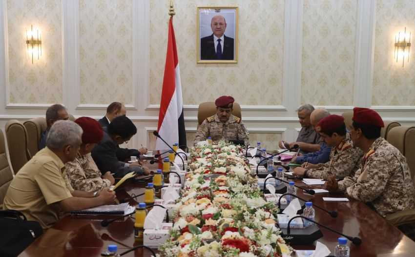 وزير الدفاع خلال الاجتماع